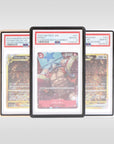 Slabs aluminium Astra Arkane Shield – cadres premium exposés avec cartes Pokémon et One Piece gradées PSA